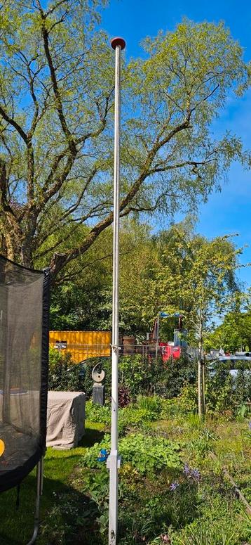 Vlaggenmast met vlag en wimpel beschikbaar voor biedingen