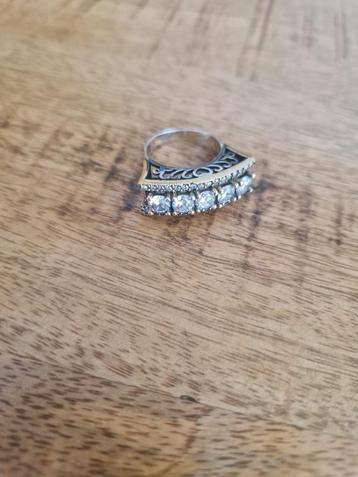 Antieke zilveren ring met bergkristallen. Mt 17,5. beschikbaar voor biedingen