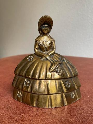 Messing tafelbel, dame met hoepelrok beschikbaar voor biedingen