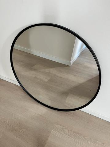 Mooie grote spiegels rond/vierkant en decoratie trap