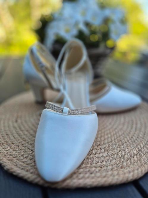 Nieuwe Avalia shoes Luna Ivory Satin bruidschoenen 41, Kleding | Dames, Trouwkleding en Trouwaccessoires, Nieuw, Schoenen, Overige kleuren