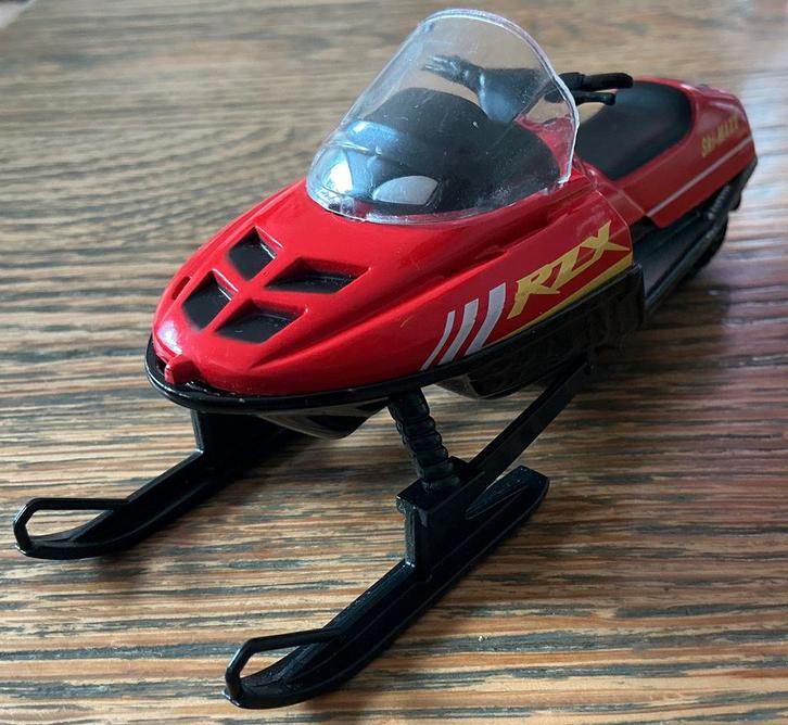 REPLICA SKI MAXX SNEEUWSCOOTER DIE CAST 1:32, Verzamelen, Speelgoed, Zo goed als nieuw, Ophalen of Verzenden