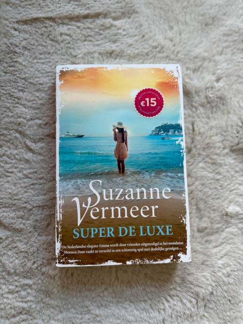 Suzanne Vermeer - Super de luxe, Boeken, Thrillers, Zo goed als nieuw, Nederland, Ophalen of Verzenden