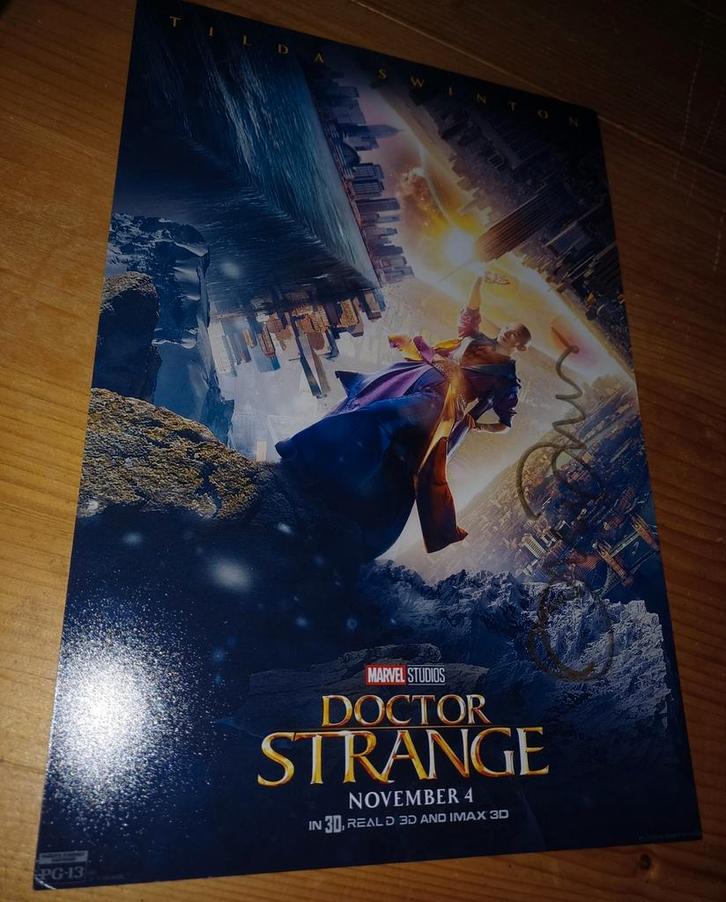 Tilda Swinton handtekening Dr Strange Marvel foto 30x20cm, Verzamelen, Film en Tv, Zo goed als nieuw, Foto of Kaart, Ophalen of Verzenden