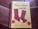 Twee sokken tegelijk breien - boek met 17 patronen, Ophalen of Verzenden, Zo goed als nieuw, Breien, Patroon of Boek