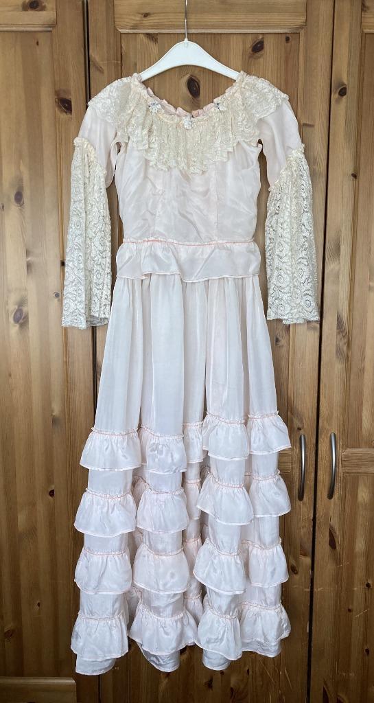 Antieke roze jurk met roesjes en kanten mouwen / Licht roze, Antiek en Kunst, Antiek | Kleding en Accessoires, Dames, Kinderen
