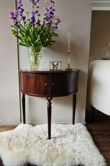 Demi-lune kastje beschikbaar voor biedingen