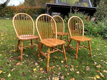 4 windsorstoelen warme houten kleur beschikbaar voor biedingen