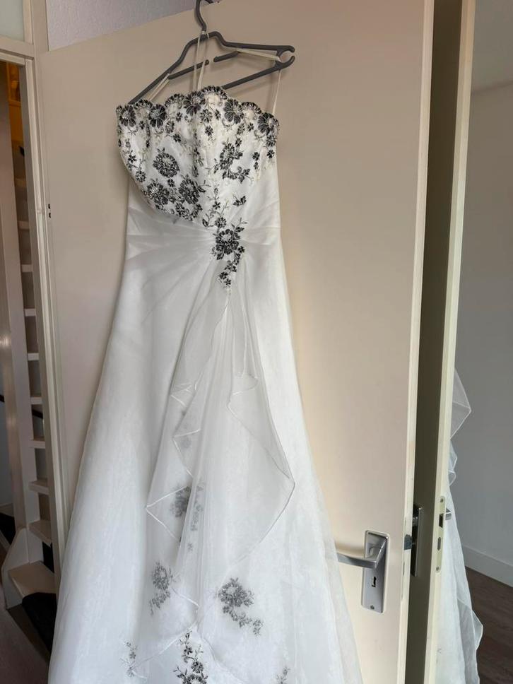 Trouwjurk wit met zwart details, Kleding | Dames, Trouwkleding en Trouwaccessoires, Gedragen, Trouwjurk, Wit, Ophalen of Verzenden