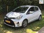 Toyota Yaris 1.0 VVT-i Aspiration airco, lage kmstand !, Stof, Gebruikt, Parkeersensor, 995 kg