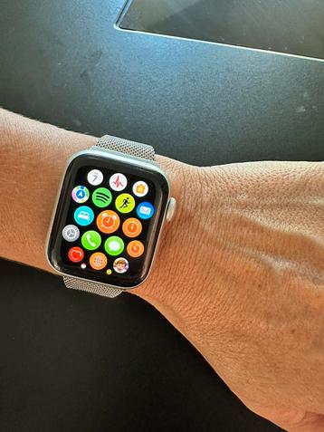 Apple watch 40 mm zilver serie 6 beschikbaar voor biedingen