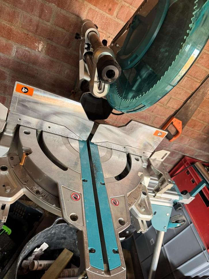 Makita LS1219L Dubbele Verstekzaag met Onderstel, Doe-het-zelf en Verbouw, Gereedschap | Zaagmachines, Gebruikt, Afkortzaag, 1200 watt of meer