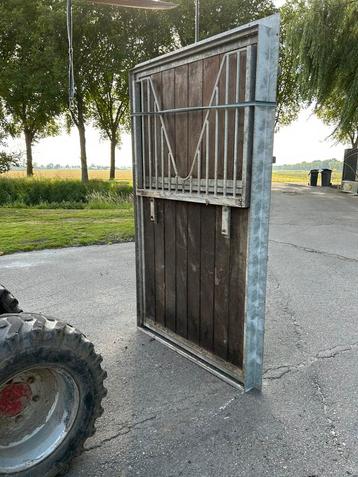 Te koop: zeer degelijke paardenstal buitendeuren. Staldeuren beschikbaar voor biedingen
