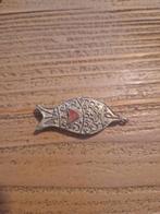 Antieke, Tibetaanse hanger. Vis met bloedkoraaltje., Ophalen of Verzenden, Zilver, Hanger, Met edelsteen