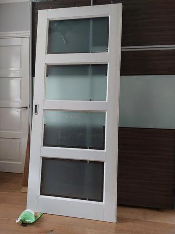 Witte houten schuifdeur beschikbaar voor biedingen