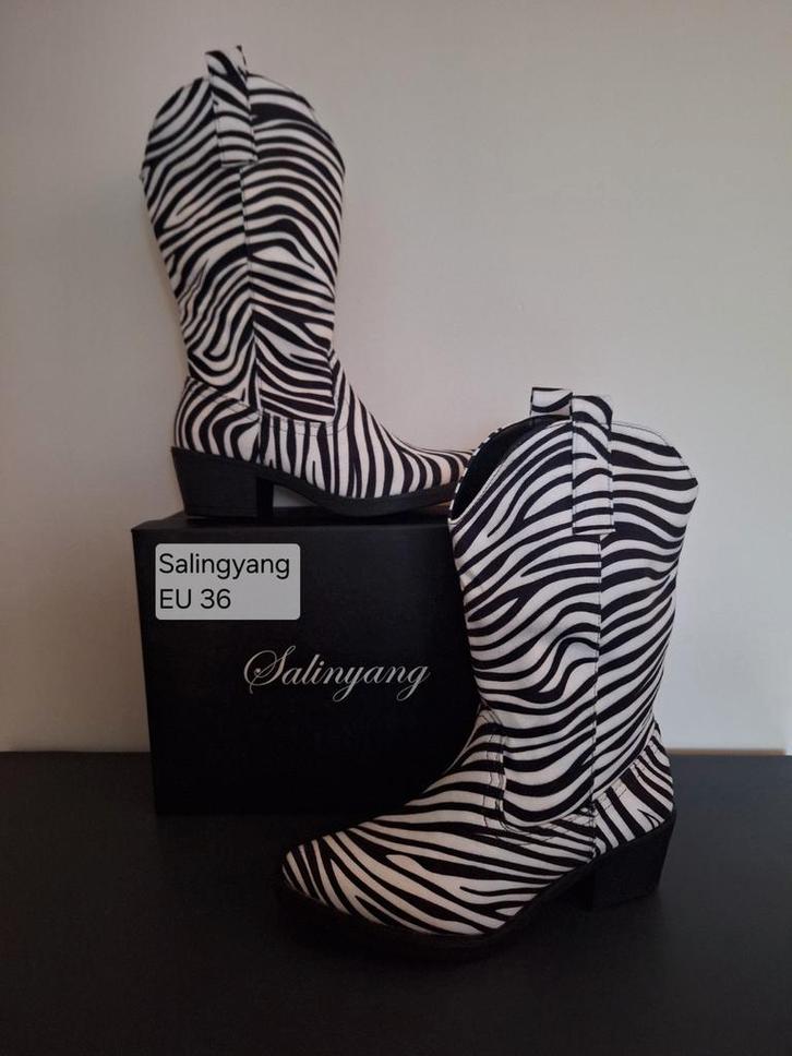 Salingyang zwart witte cowboy boots EU 36 met zebraprint, Kleding | Dames, Schoenen, Nieuw, Hoge laarzen, Ophalen of Verzenden