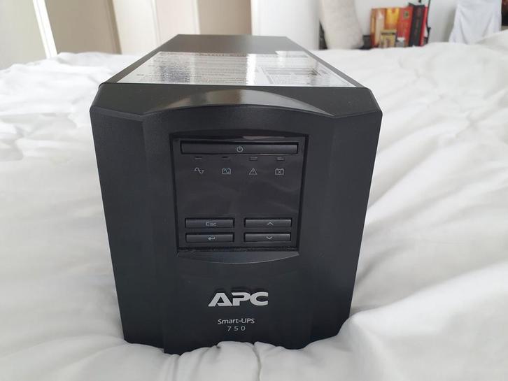 APC Smart-UPS SMT750IC, Computers en Software, Accu's en Batterijen, Zo goed als nieuw, Ophalen