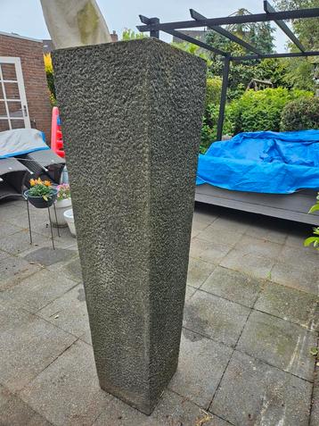 Plantenbak hoog beschikbaar voor biedingen
