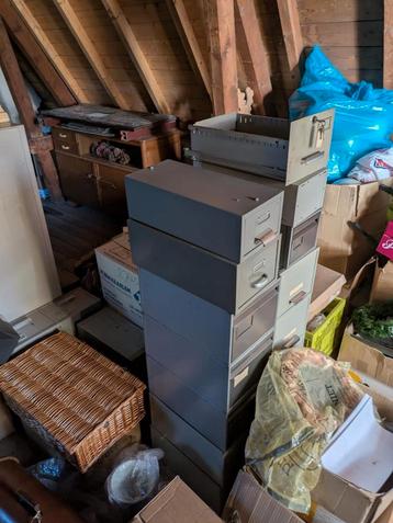 Retro stalen kasten beschikbaar voor biedingen