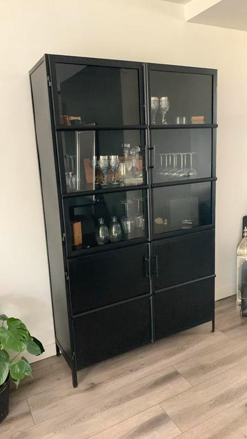Stalen design kast beschikbaar voor biedingen