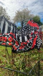 Gerry Weber Collection shawl in zwart/wit met rode bloemen., Kleding | Dames, Mutsen, Sjaals en Handschoenen, Ophalen of Verzenden