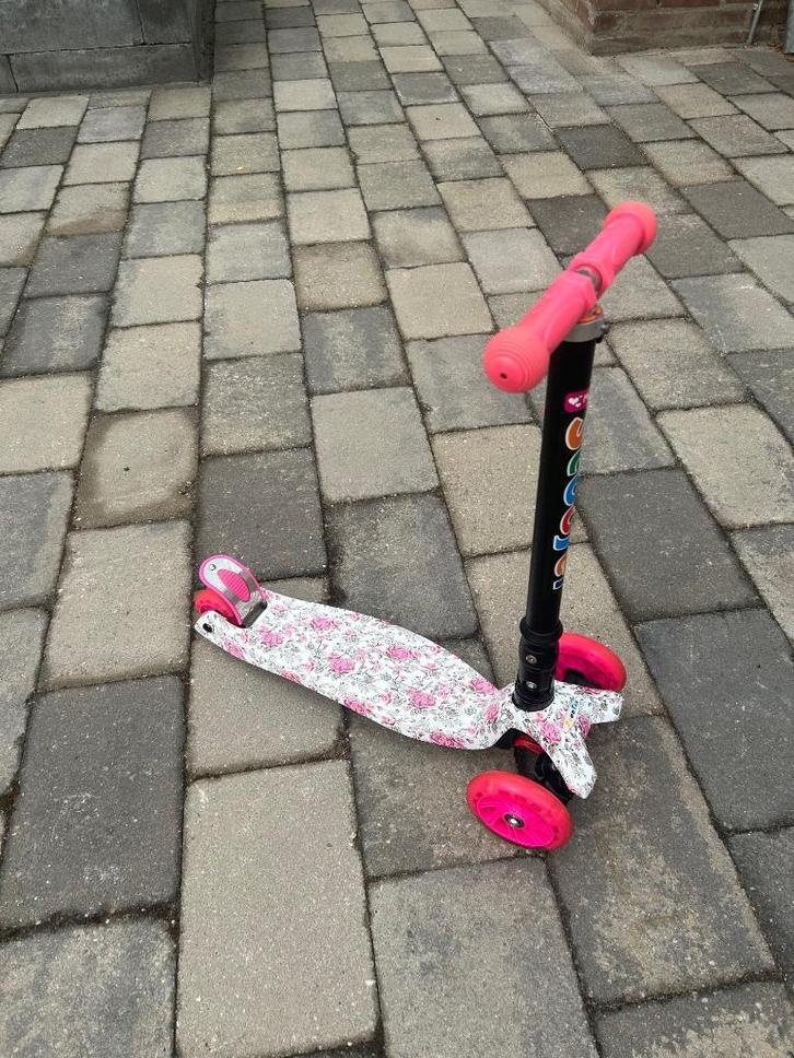 WeSkate kinderstep meisjes 3-wiel inklapbaar met LED, Fietsen en Brommers, Steps, Gebruikt, Gewone step, Ophalen of Verzenden