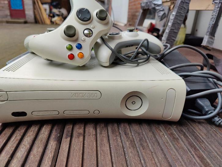 Xbox 360, Spelcomputers en Games, Spelcomputers | Xbox 360, Zo goed als nieuw, 250 GB, Met 3 controllers of meer, Ophalen of Verzenden