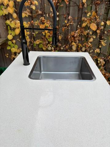 Luxe wasbakset met Silestone composiet blad en zwarte kraan beschikbaar voor biedingen