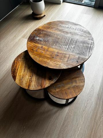 3 Mangohouten bijzettafels met zwart frame beschikbaar voor biedingen