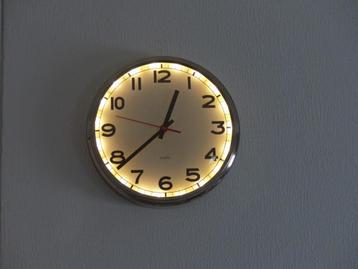 Te koop: Ikea klok met licht erin, +- 30 cm. Geheel metaal. beschikbaar voor biedingen