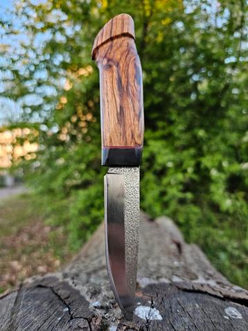 Custom Kestanje Hout Handgemaakte Puukko Bushcraft mes beschikbaar voor biedingen
