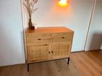 Rotan dressoir op zwarte poten, Huis en Inrichting, Kasten | Dressoirs, Ophalen, Zo goed als nieuw, 25 tot 50 cm, 50 tot 100 cm