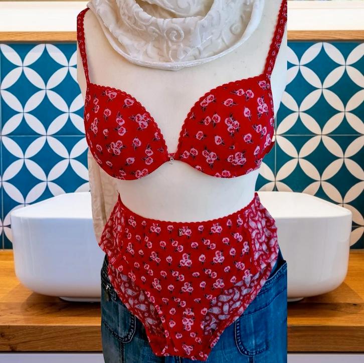 Nieuwe Lingerieset Esprit Rood Roosjes Paisley mt. 40 / 75A, Kleding | Dames, Ondergoed en Lingerie, Setje, Rood, Verzenden