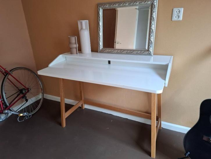 Compact wit bureautje, Huis en Inrichting, Bureaus, Zo goed als nieuw, Bureau, Ophalen