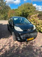 Peugeot 107 1.0 12V 5DR 2010 Zwart, Auto's, Voorwielaandrijving, Stof, Zwart, 4 stoelen