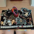 59 doosje met sieraden van alles, Ophalen of Verzenden, Zo goed als nieuw, Overige kleuren, Overige materialen
