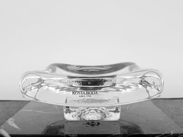 Kosta Boda Bertil Vallien Dish of the Day Sunday, Antiek en Kunst, Antiek | Glas en Kristal, Ophalen of Verzenden