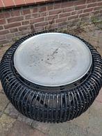 Grote ronde rotan tafel met zilver grijs groot dienblad., Ophalen of Verzenden