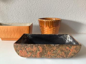 RETRO AARDEWERK BLOEMP[OTTEN EN VAASJE  beschikbaar voor biedingen