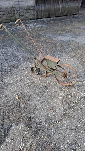 Antieke zaaimachine beschikbaar voor biedingen