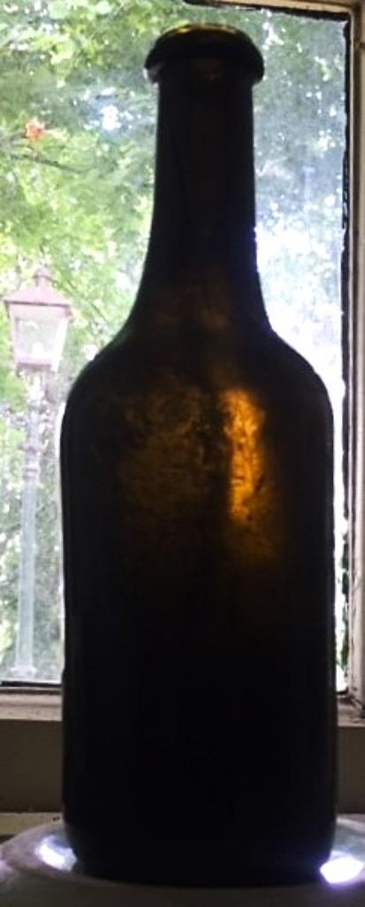 Antieke fles Black Glass Bodemvondst Bijlmer Amsterdam, Antiek en Kunst, Antiek | Glas en Kristal, Ophalen of Verzenden