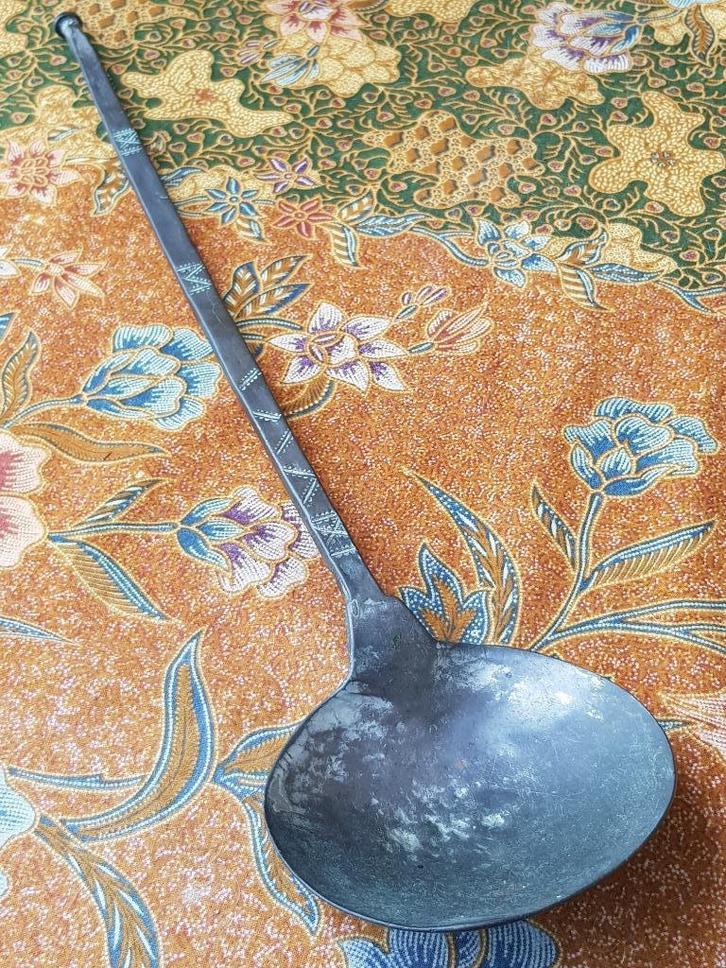 Mooie grote zware antieke Oosterse lepel van brons 47,3 cm., Antiek en Kunst, Antiek | Koper en Brons, Brons, Ophalen of Verzenden