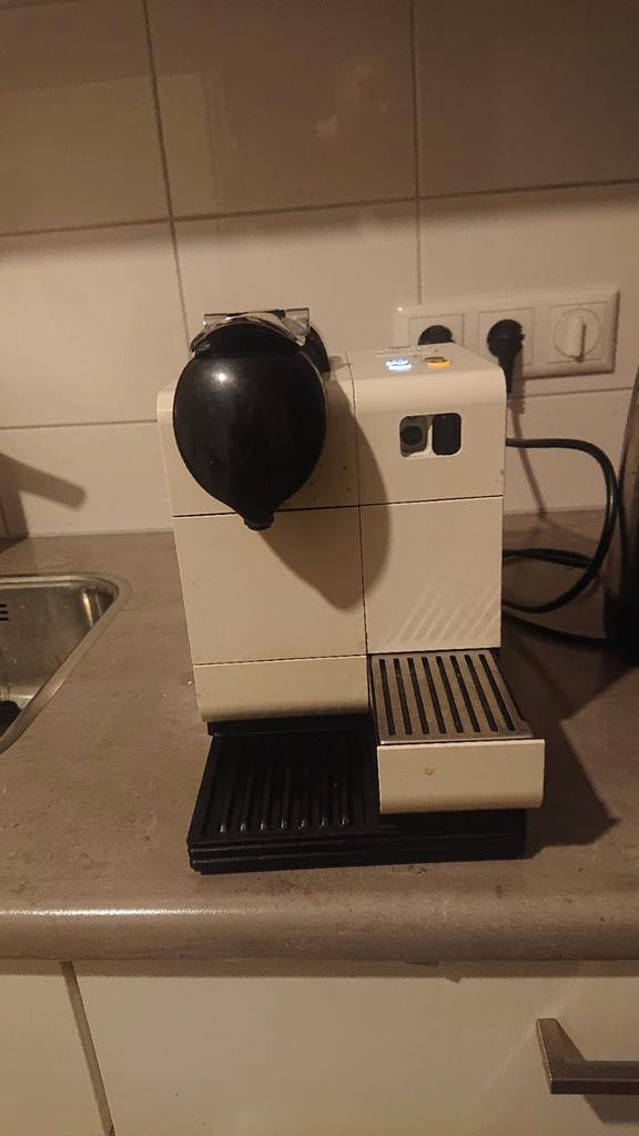 Nette Delonghi Nespresso Lattissima - Zonder Melkkan, Witgoed en Apparatuur, Koffiezetapparaten, Gebruikt, Koffiepads en cups
