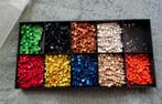 Doosje kleine blok en ronde houten kraaltjes div. kleuren, Hobby en Vrije tijd, Kraal, Gebruikt, Verzenden