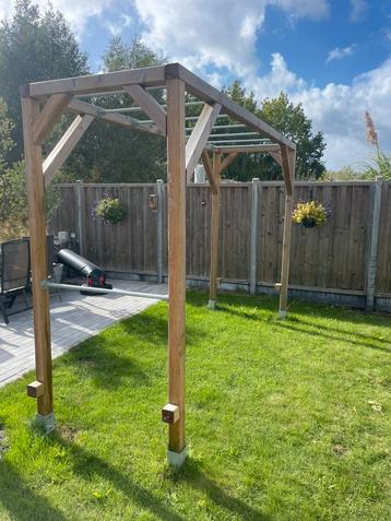 Mooie zelfgemaakte buiten Klimrek / Monkey bar beschikbaar voor biedingen