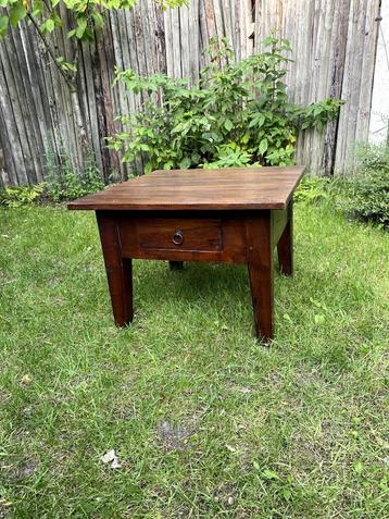 Compact vierkant tafeltje – 70x70 cm  beschikbaar voor biedingen