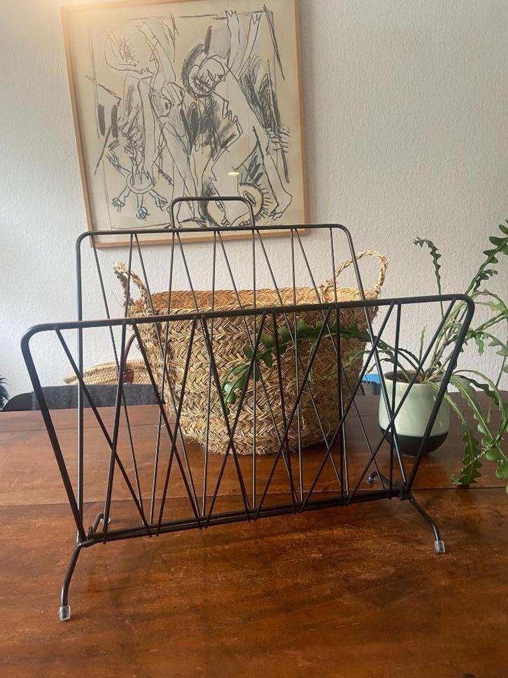 Zwarte metalen tijdschriften standaard Present Time i.z.g.st, Huis en Inrichting, Woonaccessoires | Schalen en Manden, Zo goed als nieuw