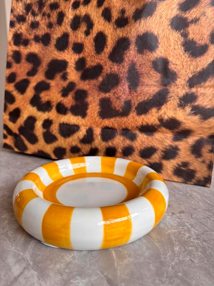 Wit-gele gestreepte keramieken schaal - decoratie, Huis en Inrichting, Woonaccessoires | Schalen en Manden, Zo goed als nieuw