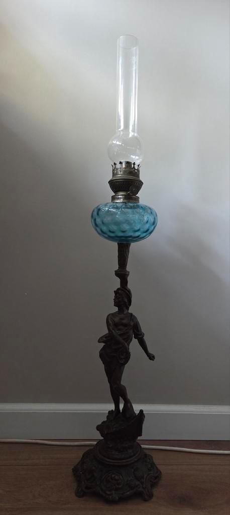 Antieke petroleumlamp met blauw reservoir, Antiek en Kunst, Antiek | Lampen, Ophalen of Verzenden