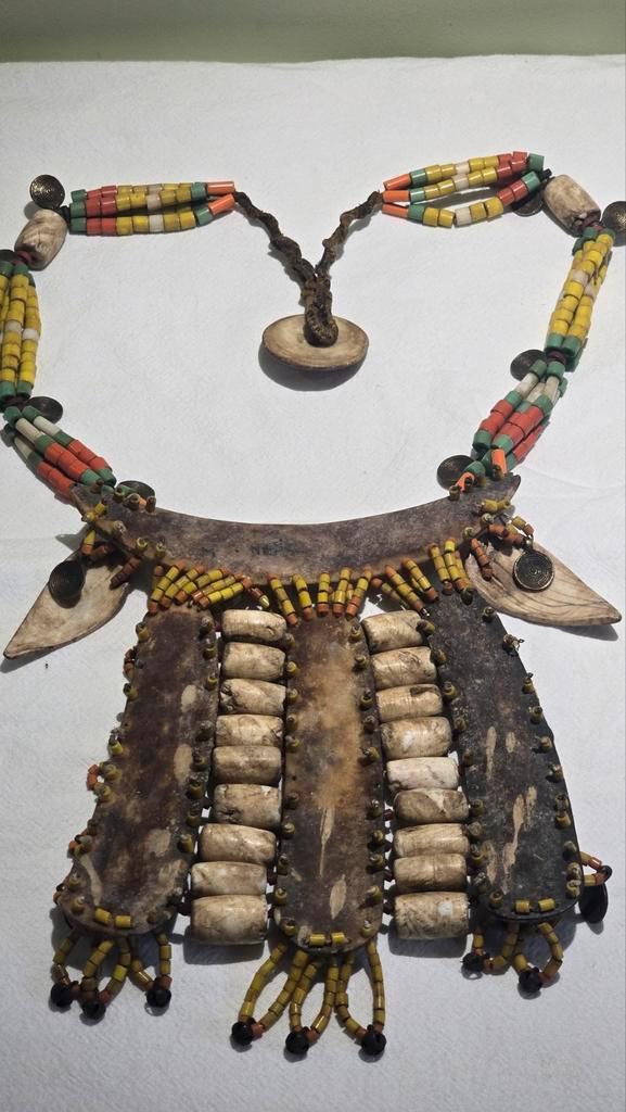 Koppensnellers krijger Tribale ketting met bot en kralen, Antiek en Kunst, Kunst | Niet-Westerse kunst, Ophalen of Verzenden